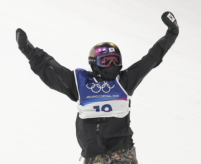 유승은이 9일(한국시간) 이탈리아 리비뇨 스노파크에서 열린 2026 밀라노-코르티나담페초 동계올림픽 스노보드 여자 빅에어 결선에서 2차 시기를 마친 뒤 두 팔을 들어올리고 있다. 사진 | 리비뇨=연합뉴스