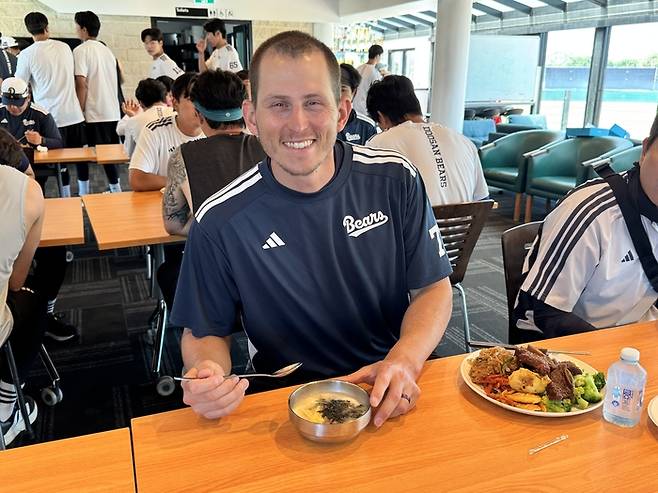 두산 플렉센이 17일 호주 시드니 블랙타운 야구장에서 진행된 스프링캠프 점심시간에 포즈를 취하고 있다. 사진 | 두산 베어스