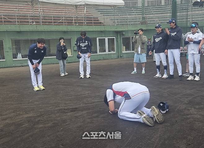 2026 WBC 대표팀 막내 정우주(오른쪽)가 17일 일본 오키나와 고친다 구장에서 열린 훈련에 앞서 류지현 감독에게 세배하고 있다. 설날 당일인 이날 류 감독이 직접 선수들에게 세뱃돈을 준비해 전달했다. 오키나와 | 김동영 기자 raining99@sportsseoul.com