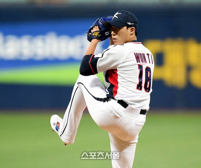 항저우 아시안게임 대한민국 야구 대표팀의 원태인이 26일 고척스카이돔에서 진행된 상무와 평가전에서 역투하고 있다. 고척 | 최승섭기자 thunder@sportsseoul.com