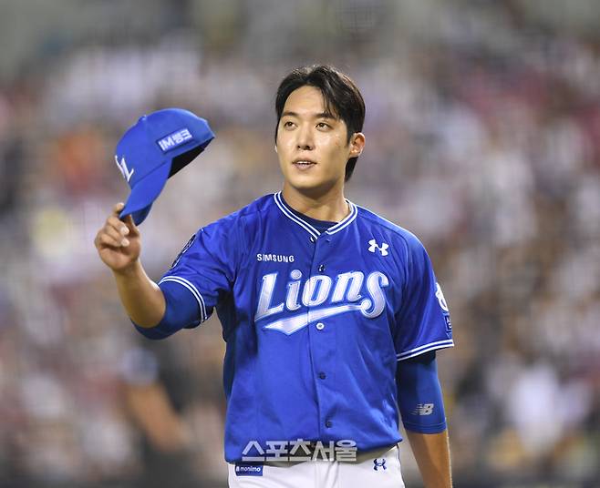 삼성 선발투수 원태인이 26일 서울 잠실구장에서 열린 2025 KBO리그 두산과 경기 6회 투구 후 더그아웃으로 들어오며 관중에 인사를 하고 있다. 잠실 | 최승섭기자 thunder@sportsseoul.com