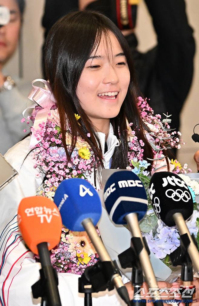 2026 밀라노 코르티나담페초 동계올림픽 스노보드 여자 하프파이프에서 금메달 획득한 최가온이 16일 인천국제공항을 통해 귀국했다. 최가온이 인터뷰를 하고 있다. 인천공항=박재만 기자 pjm@sportschosun.com/2026.02.16/
