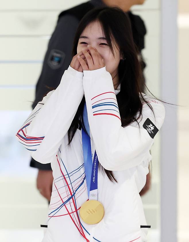 금메달리스트 최가온, 귀국
(영종도=연합뉴스) 윤동진 기자 = 2026 밀라노·코르티나 동계올림픽 스노보드 여자 하프파이프에서 금메달을 획득한 최가온이 16일 인천국제공항 2터미널을 통해 귀국하고 있다. 2026.2.16