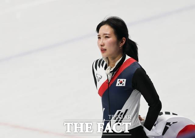 한국 쇼트트랙의 김길리가 16일(현지 시간) 이탈리아 밀라노 아이스 스케이팅 아레나에서 열린 2026 밀라노·코르티나 담페초 동계올림픽 쇼트트랙 여자 1000m에서 동메달을 차지한 뒤 복합적인 감정을 억누르며 태극기를 들고 경기장을 돌고 있다./밀라노=뉴시스