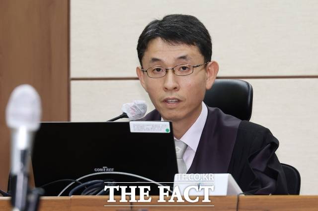 최근 김건희 여사의 1심 선고에서 '검이불루(儉而不陋) 화이불치(華而不侈)'라는 고사성어가 언급됐다. 판관들은 법정이나 공식석상에서 고사성어를 활용하며 자신의 메시지의 의미를 압축적으로 드러내려는 장면을 연출하곤 한다. 사진은 우인성 부장판사. /사진공동취재단