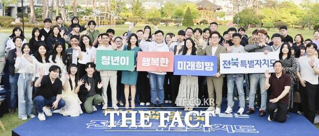 지난 2024년 5월 3일 전북도청 잔디광장에서 열린 '전북특별자치도' 출범100일 '청년 토크콘서트'에서 김관영 전북도지사와 도내 청년 100여 명이 소통의 시간을 갖고 기념 촬영을 하고 있다. /전북도