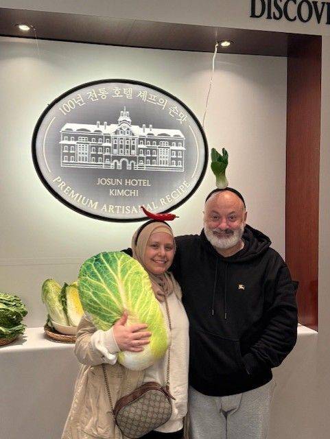 웨스틴조선호텔은 외국인 투숙객을 타깃으로 한국 문화를 경험해 볼 수 있는 해피아워 프로모션 '한마루'를 선보이고 있다. 지난해 11월 김장 체험에 참가한 외국인들이 김장 소품을 들고 사진을 찍고 있다. 웨스틴조선서울