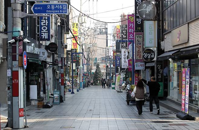 작년 12월17일 오후 연말인 경남 창원시 마산합포구 창동 일대 거리의 모습. 한때‘경남의 명동’이라 불린 마산 창동 상권이 침체를 겪고 있다. 마산 지역에서는 2010년 마창진 통합에 대해 아쉬움의 목소리가 크다. /창원=김동환 기자