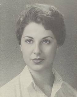 케빈 워시의 어머니 주디스 워시의 젊은 시절 모습. 코넬대와 하버드대 대학원을 졸업하고 기자로 활동했던 그는 코로나 때인 2022년 86세의 나이로 세상을 떴다. 부고 사이트에 올라온 모습이다. /파인드어그레이브