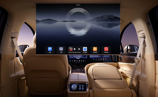 ‘아이토 M9’의 인기 비결 중 하나로 꼽히는 뒷좌석 천장에서 내려오는 32인치 프로젝션 스크린. 빔프로젝터를 이용해 차 안에서 영화를 볼 수 있다. 아이토 제공