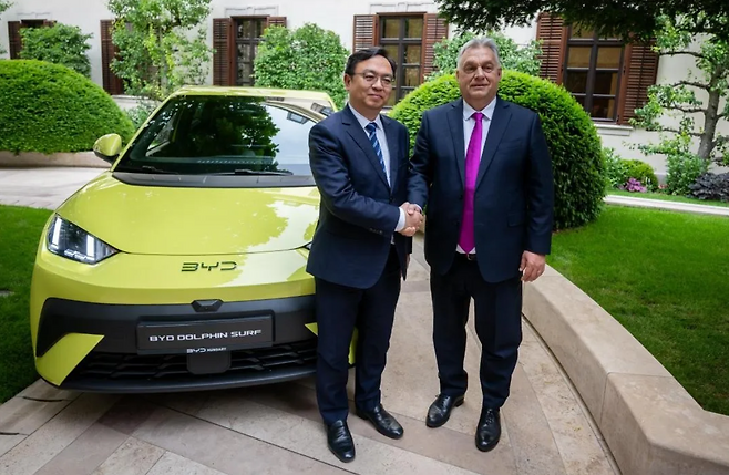 BYD 헝가리 공장은 현재 시험생산 단계로, 2분기에 양산에 들어간다. 사진은 왕촨푸 BYD 회장과 빅토르 오르반 헝가리 총리. BYD 제공