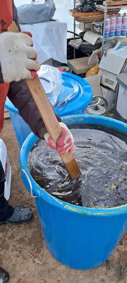 10분쯤 저으면 황이 녹아 냄새와 열기도 줄어들고 검고 맑은 용액이 된다.