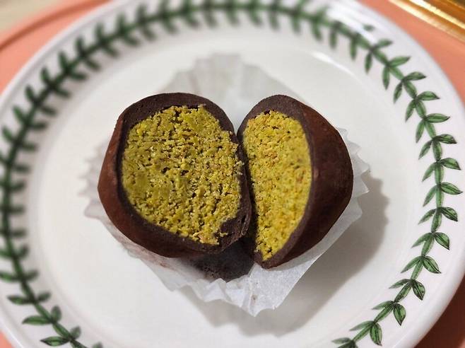 인천 팔레트디저트의 유명 두쫀쿠. 사실 이건 내가 직접 먹어보진 못하고 후배가 찍어준 것이지만, 귀엽게 나와서 첫 사진으로 올려본다. 속이 촉촉한 스타일이라고 해서 언젠간 꼭 먹어볼 참이다.