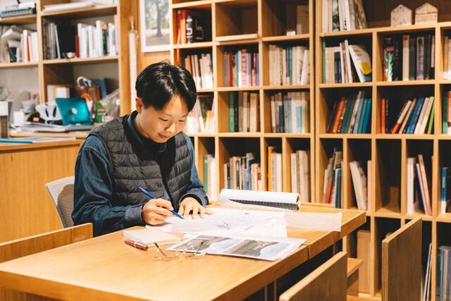 문주원씨가 업무를 하고 있다. 양희수 작가