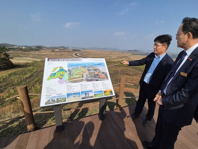 서남해안기업도시개발㈜ 관계자가 2025년 11월24일 해남 솔라시도에서 명현관 해남군수에게 솔라시도 관광·산업·도시개발계획을 설명하고 있다. 정대하 한겨레 기자