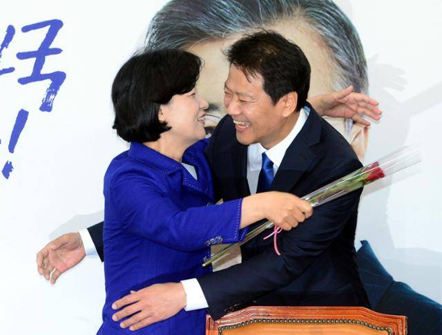 추미애 더불어민주당 대표(왼쪽)가 2017년 5월 16일 국회에서 신임 인사차 예방한 임종석 대통령 비서실장으로부터 장미 한 송이를 선물 받고 포옹하고 있다. 한국일보 자료사진