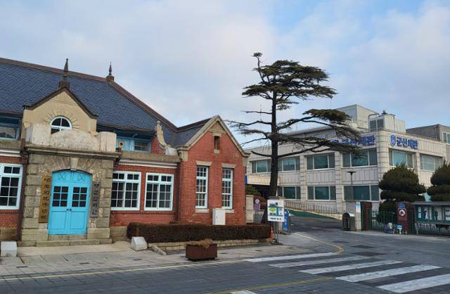 군산 장미동에 있는 옛 군산세관 본관 옆에는 현재 운영 중인 군산세관 청사가 있다. 관세청 제공