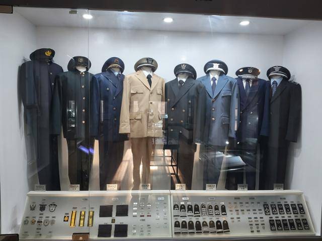 옛 군산세관의 소장품 중 하나인 역대 세관 공무원 관복과 계급장들. 관세청 제공