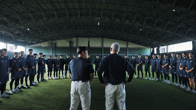 롯데 자이언츠 대만(타이난) 1차 스프링캠프 첫 번째 턴. 히사무라 히로시 신임 스트렝스 코치가 선수들에게 인사를 하고 있다. 몸보다 마음이 건강해져야 할 선수들이 있었다.&nbsp;