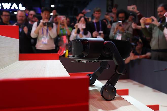 지난달 미국 라스베이거스에서 열린 '소비자 가전쇼(CES 2026)'에서 로보락이 선보인 신형 로봇청소기가 계단을 오르는 모습을 시연하고 있다. 연합뉴스