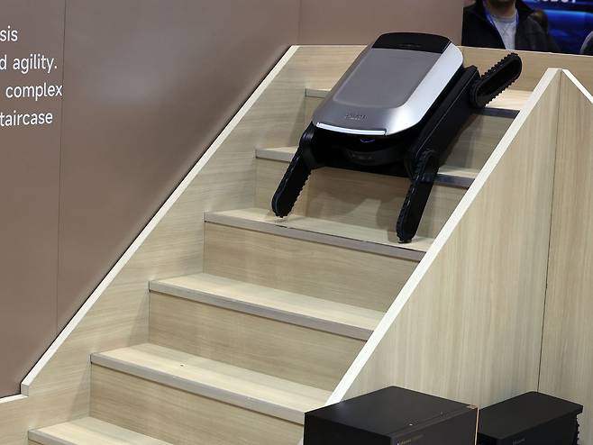 지난달 미국 라스베이거스에서 열린 '소비자 가전쇼(CES 2026)'에서 드리미 로봇청소기가 계단을 내려가는 모습을 선보이고 있다. 뉴스1