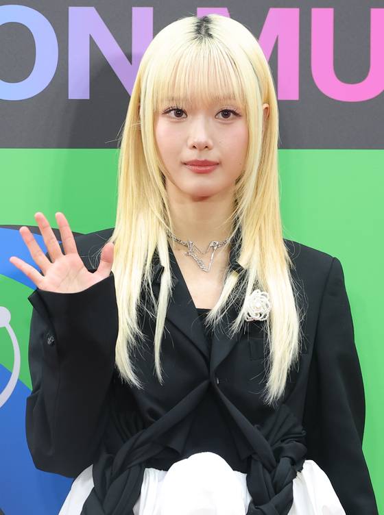 가수 한로로가 지난해 12월 20일 서울 구로구 고척스카이돔에서 열린 '2025 멜론뮤직어워드(MMA2025)' 레드카펫 행사에 참석해 포즈를 하고 있다. [사진 뉴스1]