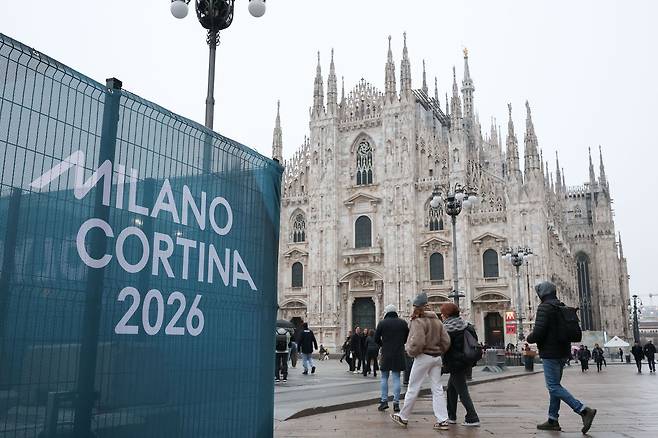 2026 밀라노-코르티나 동계올림픽 개막을 사흘 앞둔 3일 이탈리아 밀라노 두오모 성당 인근에 동계올림픽을 홍보하는 시설물과 펜스가 설치되어 있다. 김종호 기자