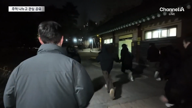 장호림 채널A 기자(왼쪽)가 '경도 모임'에 참석해 도둑 역할의 참가자들을 뒤쫓고 있다. /채널A