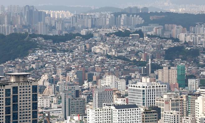 서울 중구 남산에서 바라본 도심에 아파트 단지와 빌라촌이 보이고 있다. /뉴스1