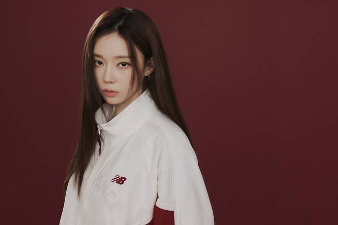 이랜드가 자체 기획해 선보인 뉴발란스 이스케이프 바람막이 / 사진=이랜드 제공