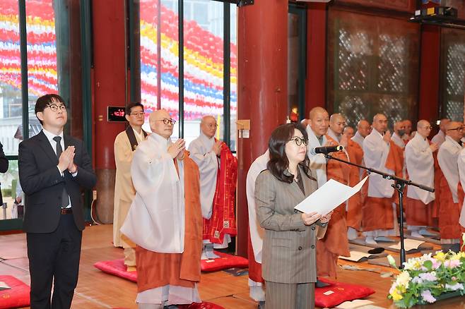 10일 오후 서울 종로구 조계사 대웅전에서 열린 청와대불자회장 취임법회에서 하정우 청와대불자회장(맨 왼쪽) 등이 합장한 가운데 강유정 청불회 부회장이 발원문을 낭독하고 있다. 조계종 총무원 제공