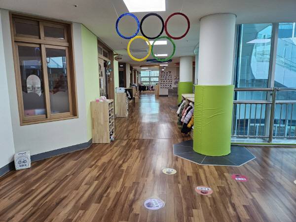 여울유치원 복도의 모습. 김진룡 기자