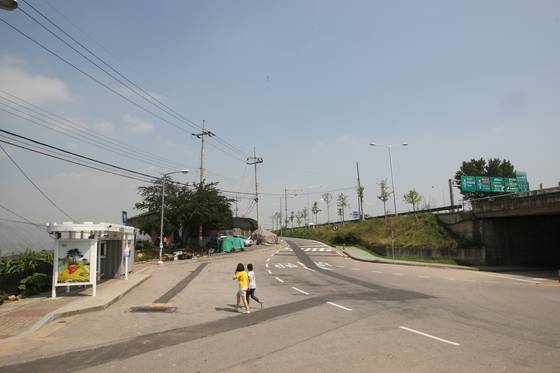 A bus stop where Kang Ho-sun kidnapped a housewife in Suwon, Gyeonggi, in 2008. [JOONGANG ILBO]