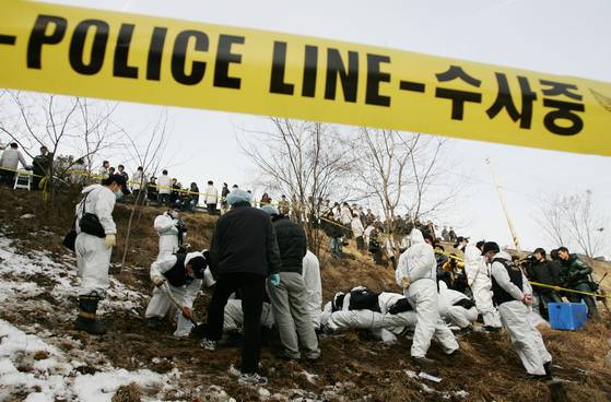 Forensic authorities search for remains of 45-year-old karaoke hostess in Hwaseong, Gyeonggi in January 2009. [JOONGANG ILBO]