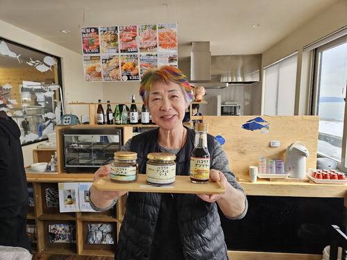 하코다테 안초비 프로젝트로 생산된 안초비 제품을 후쿠다 구미코 후쿠다해산 대표가 소개하고 있다.  하코다테 이승훈 특파원