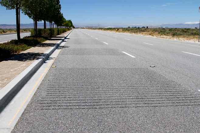 설 연휴 고단한 귀향길·귀성길 고속도로에서 마주치는 럼블 스트립은 졸음운전을 예방해주는 고마운 존재다. 특히 옆좌석 탑승자가 세상 모르게 자고 있으면, 믿을 건 럼블 스트립과 졸음쉼터뿐이다. [현대자동차 블로그]