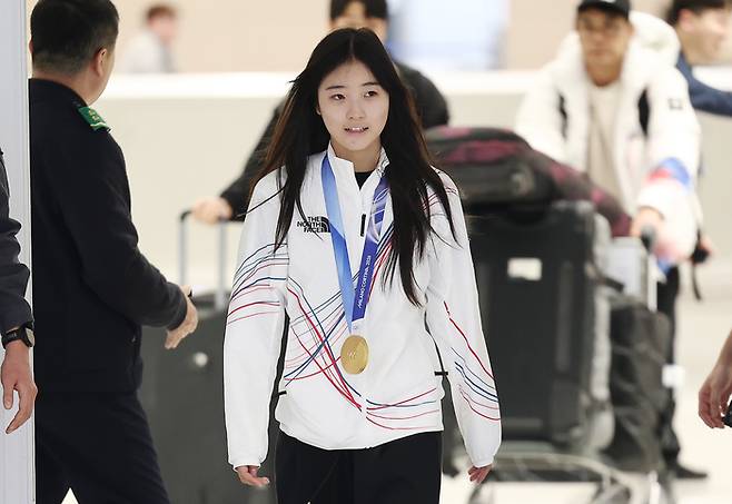 2026 밀라노·코르티나 동계올림픽 스노보드 여자 하프파이프에서 금메달을 획득한 최가온이 16일 인천국제공항 2터미널을 통해 귀국하고 있다. [연합뉴스]