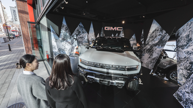 서울 성수동 GMC 팝업스토어에 전시된 ‘허머 EV’. (한국GM 제공)