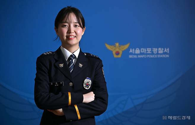김하은 경장이 12일 오후 서울 마포경찰서에서 포즈를 취하고 있다. 임세준 기자