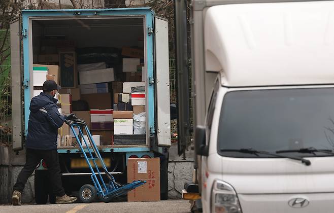 서울 시내 한 택배 센터의 모습.  [연합]