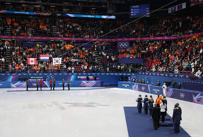 17일 이탈리아 밀라노 아이스스케이팅 아레나에서 열린 2026 밀라노-코르티나 동계올림픽 쇼트트랙 여자 1000m 시상식에 태극기 등 국기들이 걸려있다. [연합]
