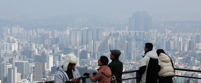 지난 12일 서울 남산에서 바라본 아파트 단지 일대. [연합]