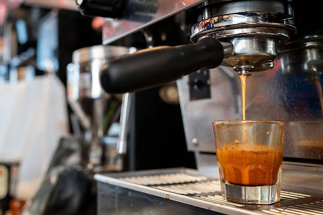 미국 텍사스주 오스틴의 한 커피전문점에서 에스프레소를 추출하는 모습. 하루 2~3잔의 커피는 치매 위험을 낮춰주는데, 디카페인 커피의 경우 이 같은 효능을 기대하기 어렵다는 연구 결과가 나왔다.[게티이미지]