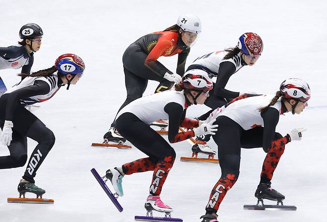 14일(현지시간) 이탈리아 밀라노 아이스스케이팅 아레나에서 열린 2026 밀라노-코르티나담페초 동계올림픽 쇼트트랙 여자 3000m 계주 준결승에서 최민정이 심석희와 주자 교대를 위해 주변을 살피고 있다. [연합]