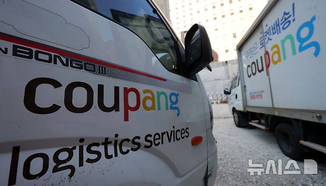 [서울=뉴시스] 홍효식 기자 = 쿠팡 대규모 개인정보 유출 사태로 논란이 이어지는 4일 서울 시내 한 차고지에 쿠팡 배송 차량이 주차돼 있다.온라인상에서 비정상 로그인 시도, 해외 결제 승인 알림, 스미싱 문자 수신 등 2차 피해 사례가 잇따르면서 소비자 불안감이 커져 쿠팡 서비스를 중단하거나 계정을 삭제하려는 소비자들이 늘고 있다. 업계에 따르면 쿠팡 사태 이후 온라인 자영업자 커뮤니티를 중심으로 주문 감소를 호소하는 글이 잇따르고 있다. 또한 한국어로 서비스되는 쿠팡 플랫폼 뒤에 중국인을 포함한 외국인 개발 인력들이 있었다는 사실이 확인되는 등 논란이 계속되고 있다. 2025.12.04. yesphoto@newsis.com