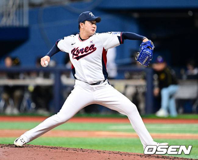 [OSEN=고척, 최규한 기자] 프리미어12를 준비하는 대한민국 대표팀과 상무가 6일 오후 서울 고척스카이돔에서 연습경기를 가졌다.&nbsp;4회말 대표팀 유영찬이 힘차게 공을 뿌리고 있다. 2024.11.06 / dreamer@osen.co.kr