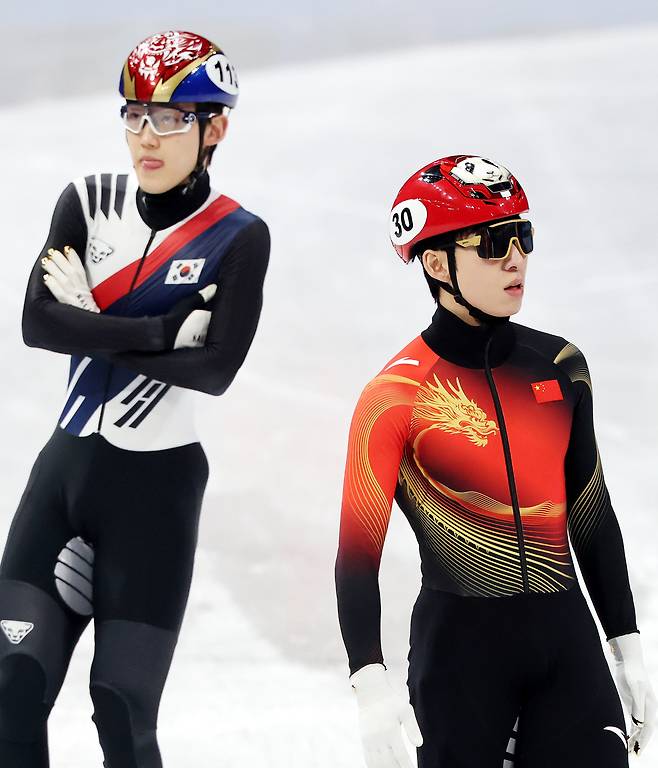 16일 (현지 시간) 이탈리아 밀라노 아이스 스케이팅 아레나 경기장에서 열린 2026 밀라노·코르티나담페초 동계올림픽 쇼트트랙 남자 500m 예선에서 임종언과 중국의 린샤오쥔이 경기 전 몸을 풀고 있다. 뉴시스