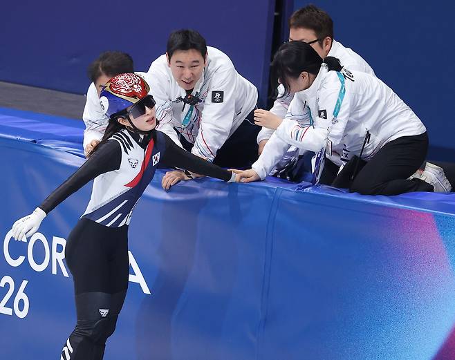 16일(현지시간) 이탈리아 밀라노 아이스스케이팅 아레나에서 열린 2026 밀라노-코르티나담페초 동계올림픽 쇼트트랙 여자 1000m 결승에서 김길리가 3등으로 들어오며 동메달을 획득한 뒤 코치들에게 격려를 받고 있다. 연합뉴스