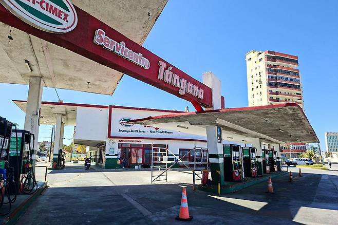 13일(현지시간) 쿠바 아바나의 한 주유소가 텅 비어있다. 미국 봉쇄 조치로 최근 쿠바는 에너지난을 겪고 있다. 아바나=TASS연합뉴스