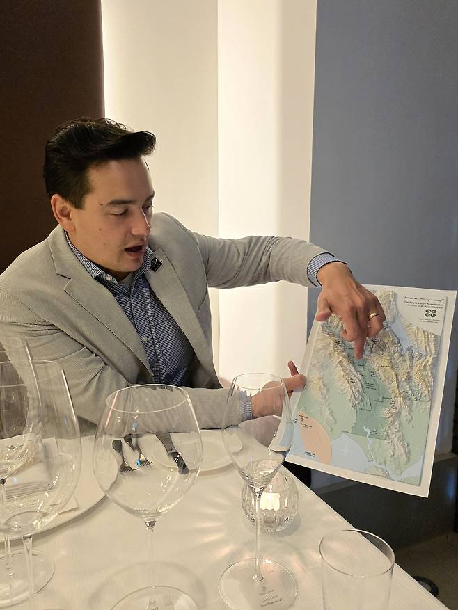 로이 에스테이트 떼루아를 설명하는 브라이언 주폰. 최현태 기자